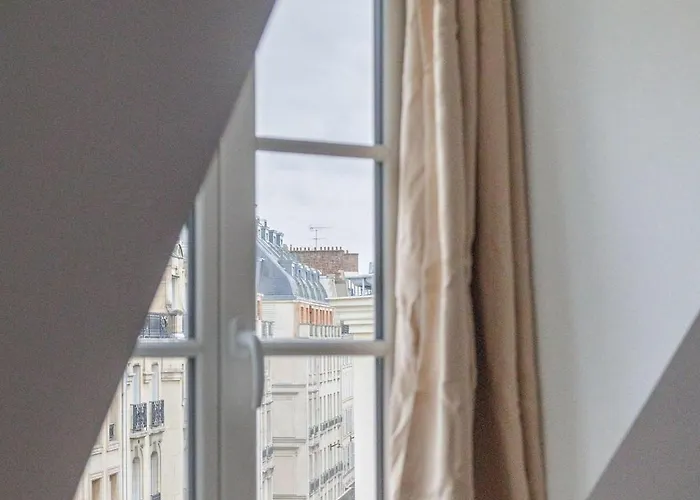 Cozy Flat Near Madeleine *